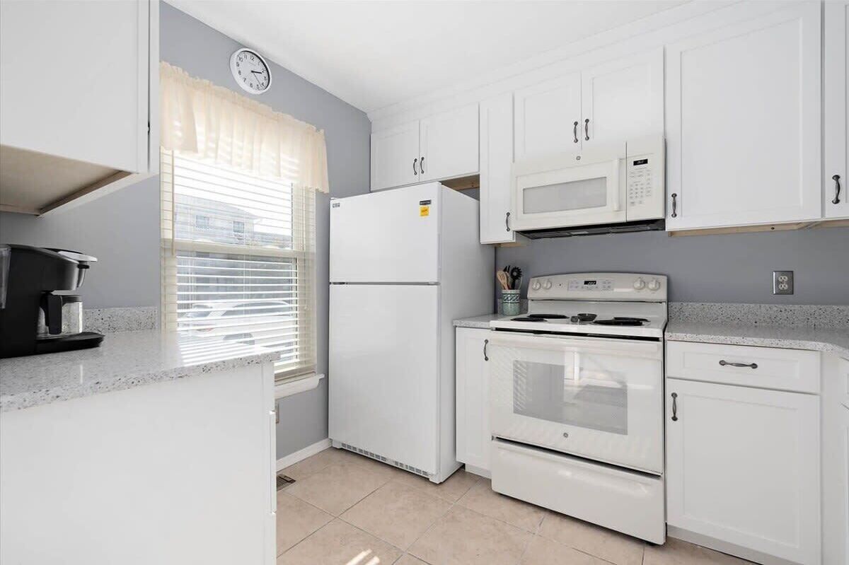 Réfrigérateur, four à micro-ondes, un four, surface de cuisson