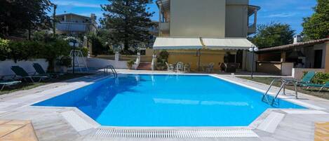 حمّام سباحة خارجي