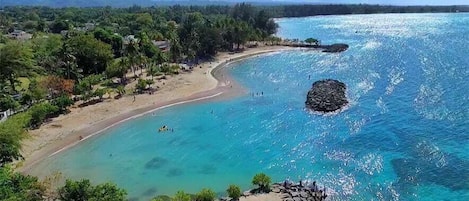 Una spiaggia nelle vicinanze