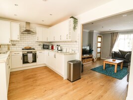 Geladeira, lava-louças, chaleira elétrica, torradeira