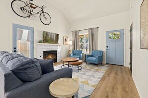 Fernseher, Kamin, Arbeitsbereiche