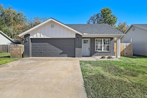 Exterior - Easy E - 0.3 MI Walk to DT & Momentary (Bentonville)