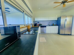 Kühlschrank, Mikrowelle, Herdplatte, Geschirrspüler