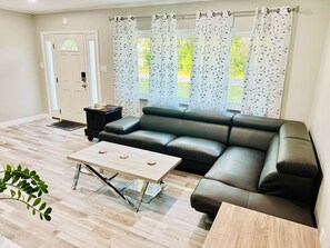 Interior - Saltwater pool•Near 3 Sisters Springs•Boat trailer parking (Crystal River)