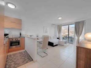 Apartamento família | Área de estar | TV LCD 32 polegadas com canais a cabo