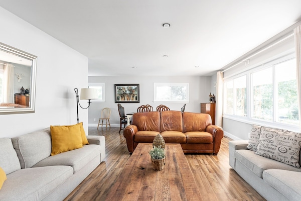 -Spacious and comfortable living room
-Ample seating for the entire group