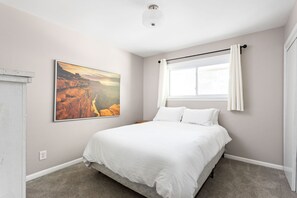 4 bedrooms, iron/ironing board, WiFi, bed sheets - Cozy Home in Carmel (Carmel)