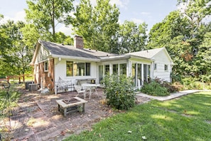 Outdoor dining - Cozy Home in Carmel (Carmel)