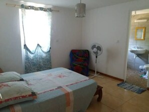 5 Schlafzimmer, Bügeleisen/Bügelbrett, Reisekinderbett, Bettwäsche