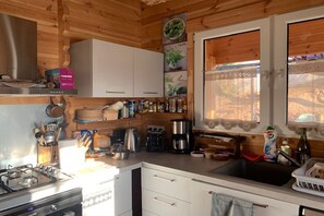 Réfrigérateur, un four, surface de cuisson, lave-vaisselle