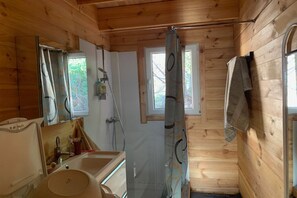 Shower, hair dryer, towels, soap - Maison en Bois Location Toutes les Jours e Semaine en Juillet (Solliès-Toucas)