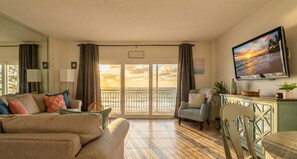 Smart-TV, Tischtennisplatte, Bücher