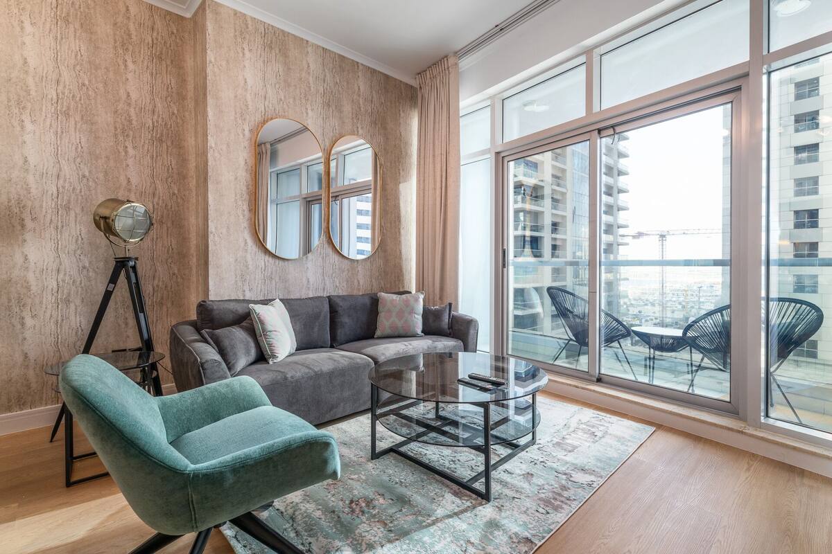 Deluxe appartement | Woonruimte | Een 65-inch smart-tv met kabelzenders