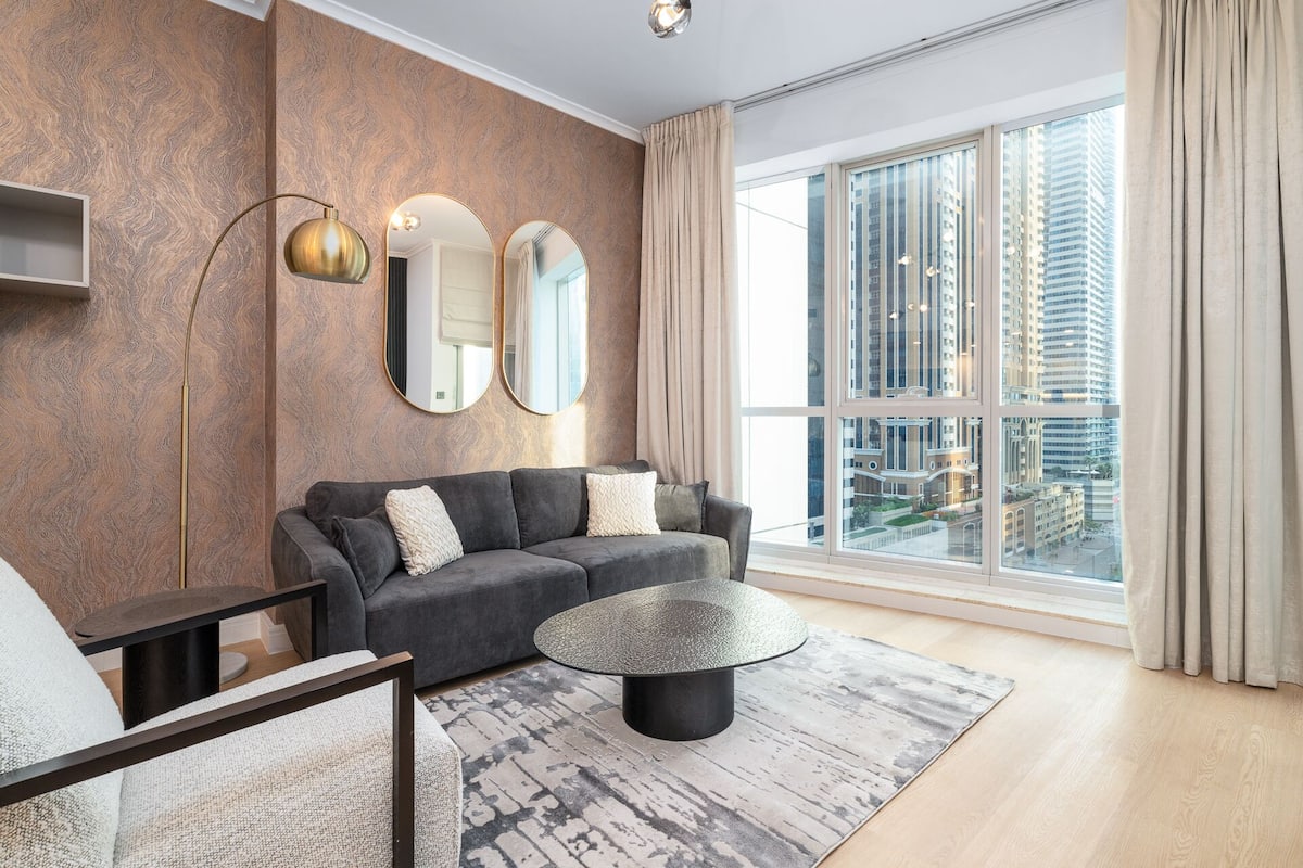 Design appartement | Woonruimte | Een 65-inch smart-tv met kabelzenders
