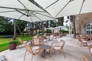 Terrace/patio - Hotel Emaus (Novigrad)