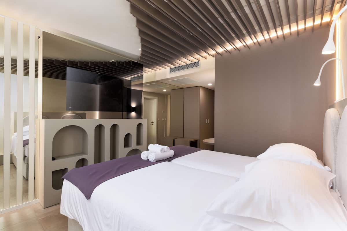 Double Room | In-room safe, laptop workspace, blackout drapes, WiFi (free)