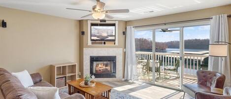 Televisión y chimenea