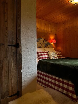 2 bedrooms, in-room safe, desk, iron/ironing board