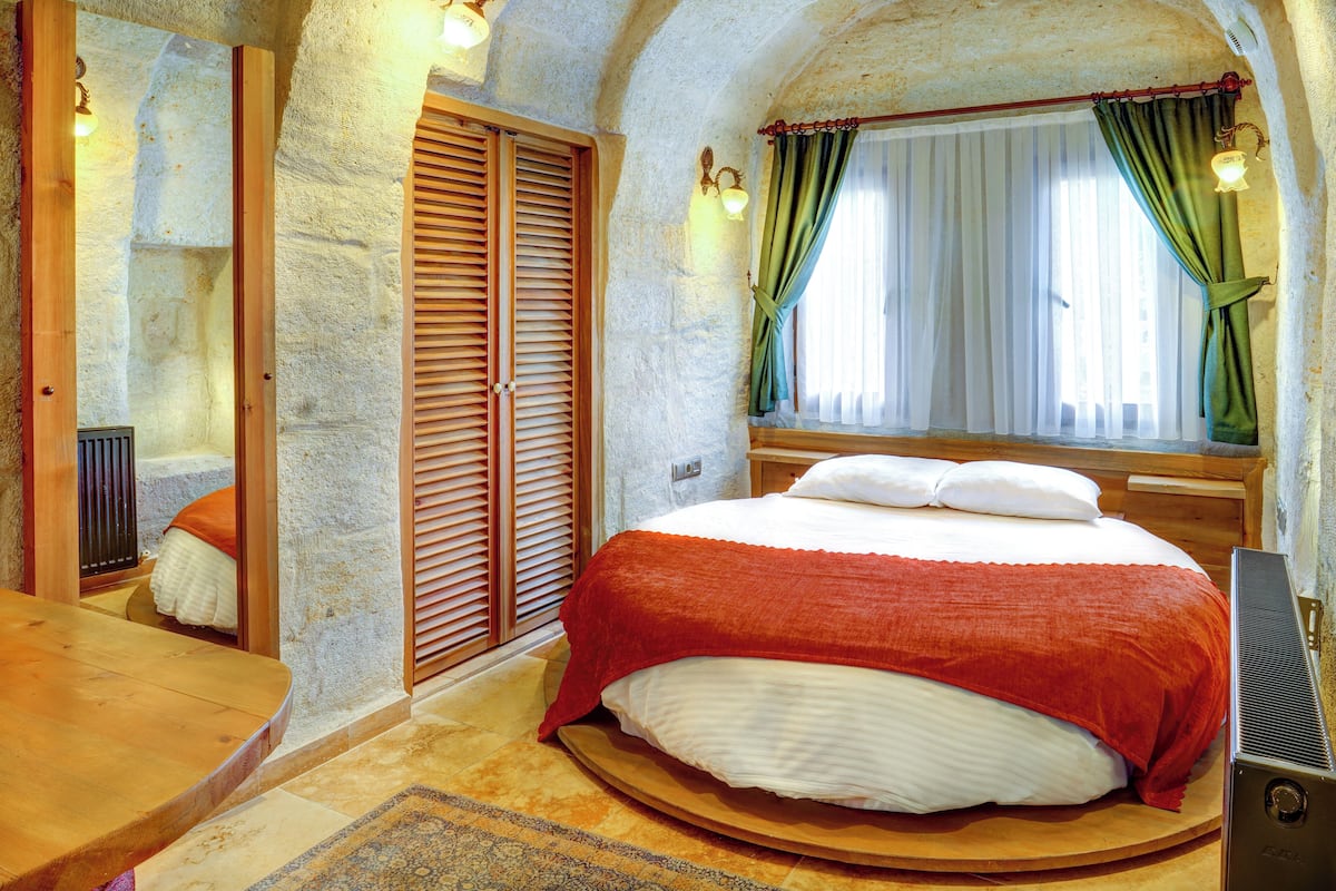Kemerli Jakuzili Oda | Premium bedding, soundproofing, free WiFi, bed sheets