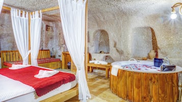 Magara Jakuzili Oda | Premium bedding, soundproofing, free WiFi, bed sheets