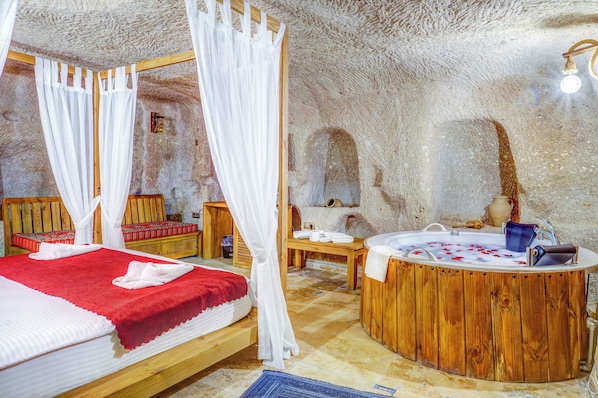 Magara Jakuzili Oda | Premium bedding, soundproofing, free WiFi, bed sheets - Matiana View Cave Hotel (Nevsehir)