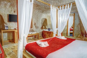 Magara Jakuzili Oda | Premium bedding, soundproofing, free WiFi, bed sheets - Matiana View Cave Hotel (Nevsehir)