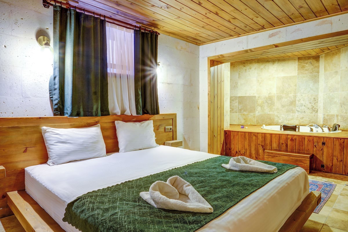 Jakuzili Tas Oda | Premium bedding, soundproofing, free WiFi, bed sheets