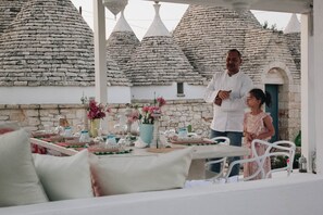 Outdoor dining - Traditional trullo with swimming pool (Ceglie Messapica)