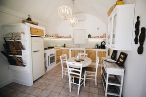 Refrigerador, horno, lavavajillas y cafetera y tetera 