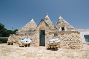 Exterior - Traditional trullo with swimming pool (Ceglie Messapica)