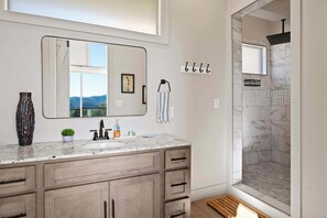 Regadera, secadora de cabello, toallas 