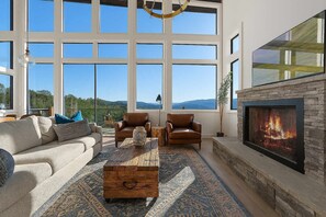 Televisión, chimenea, videojuegos y oficina 