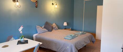 1 chambre, lit parapluie, Wi-Fi gratuit, draps fournis