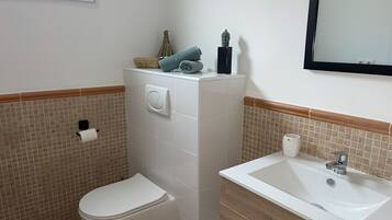 Een douche, handdoeken, zeep, shampoo