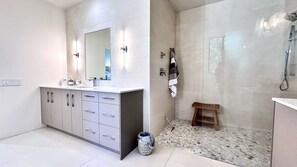 Douche, sèche-cheveux, serviettes fournies