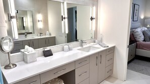 Dusj, hårføner og håndklær