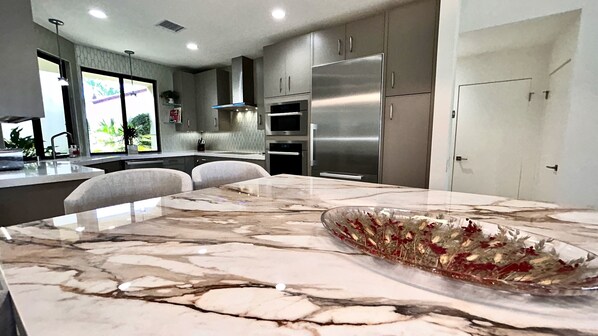 Fridge, microwave, oven, stovetop - The Suite Spot | Contemporary Comfort, Lap Pool & 3 Ensuite Bedrooms โ a Greenday property! (Rancho Mirage)