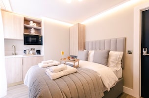 Quarto casal premier, para não fumantes | Wi-Fi de cortesia, roupa de cama