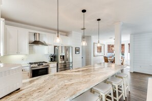 冷蔵庫、電子レンジ、オーブン、コンロ