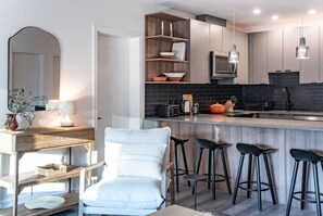 Fridge, microwave, oven, stovetop - Snowed Inn - Luxurious 3 Bedroom Condo (Revelstoke)