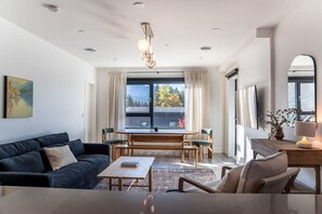 TV, livros, escritórios