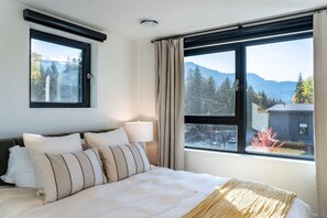 3 bedrooms, desk, WiFi, bed sheets - Snowed Inn - Luxurious 3 Bedroom Condo (Revelstoke)