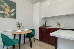 Microwave, dishwasher, cookware/dishes/utensils - Spacious Family Apartment by Renters (Kraków)