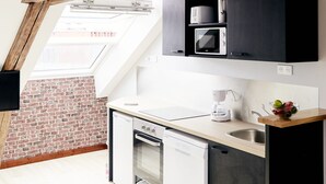 Loftsrom – comfort | Eget kjøkken | Minikjøleskap, mikrobølgeovn, kokeplater og brødrister