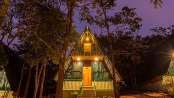 Comfort Triple Room | Depan hartanah