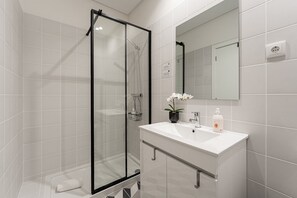 Shower, hair dryer, towels - GuestReady - Paramount Code Red | 4th floor (Porto)