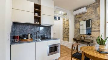 Frigorífico, microondas, lavavajillas y cafetera o tetera