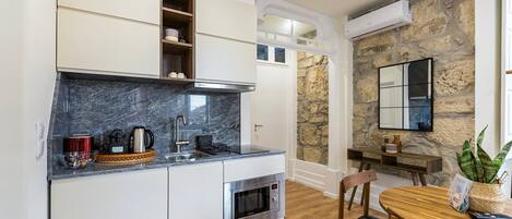 Geladeira, micro-ondas, lava-louças, cafeteira/chaleira