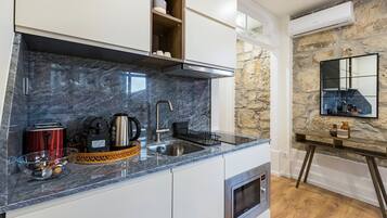 Frigorífico, microondas, lavavajillas y cafetera o tetera