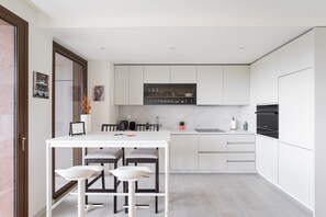 Kühlschrank, Mikrowelle, Ofen, Geschirrspüler
